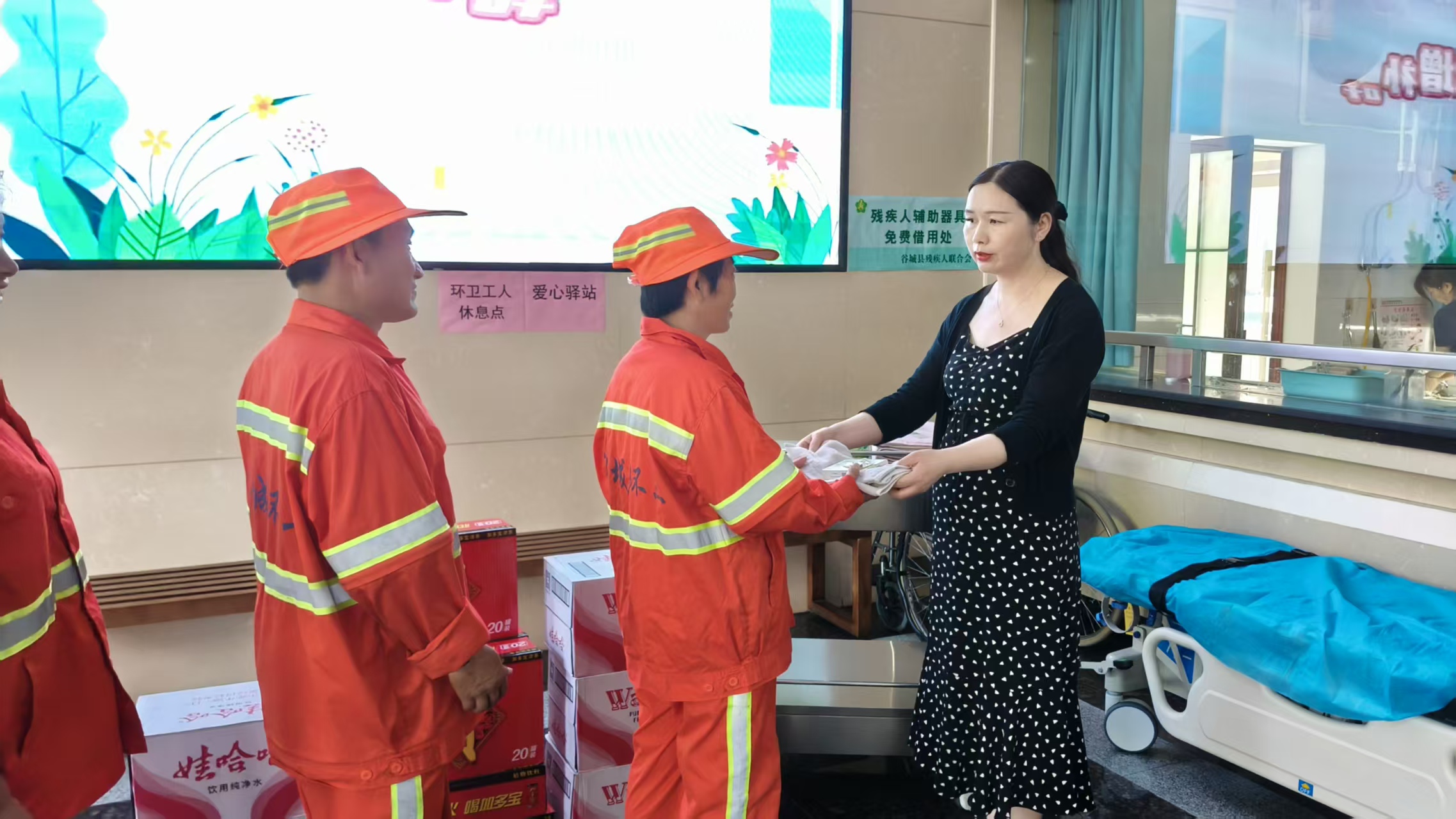 【妇幼动态】酷暑送清凉 关爱环卫工人——谷城县妇幼保健院开展夏日暖心关爱活动 